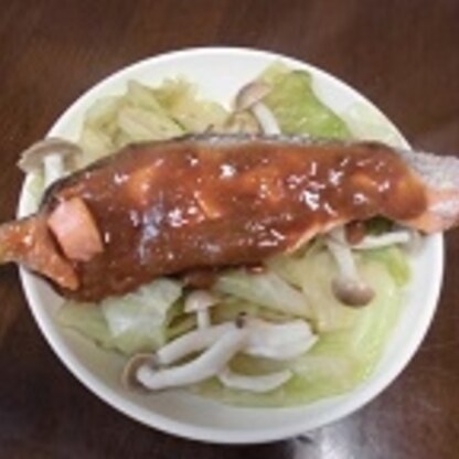 こくのある味噌マヨの味付けで鮭もキャベツもおいしく食べられました。